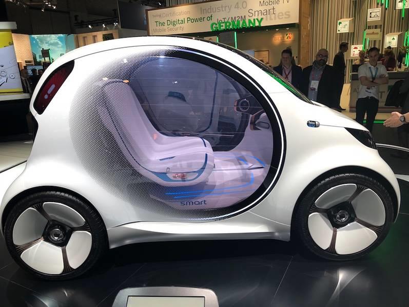 奔馳無人駕駛汽車：手機(jī)智能控制 車子主動來接你