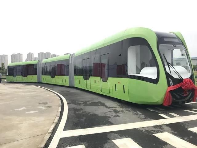 湖南現(xiàn)全球首輛智能列車，虛擬軌道無人駕駛，美國花500億拜師