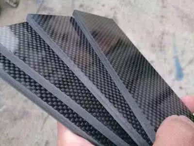 未來顛覆轎車的兩個技能就是，碳纖維新資料，智能化。